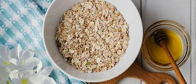 Prepara un exfoliante de miel y avena para cuidar tu piel Prepara un exfoliante de miel y avena para cuidar tu piel