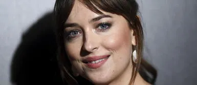 Dakota Johnson lleva los jeans a la oficina con un look que te encantará Dakota Johnson lleva los jeans a la oficina con un look que te encantará