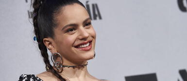 Rosalía te muestra la forma de llevar un crop top y lucir radiante Rosalía te muestra la forma de llevar un crop top y lucir radiante