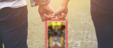 Esta es la carta del tarot del amor que te dice que tu pareja esconde algo Esta es la carta del tarot del amor que te dice que tu pareja esconde algo