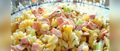 Aprende a preparar una deliciosa ensalada de fideos, durazno y jamón Aprende a preparar una deliciosa ensalada de fideos, durazno y jamón