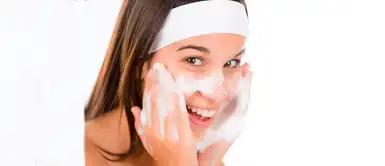 ¿Es mejor lavar o limpiar la piel de tu rostro? Aquí te lo contamos ¿Es mejor lavar o limpiar la piel de tu rostro? Aquí te lo contamos