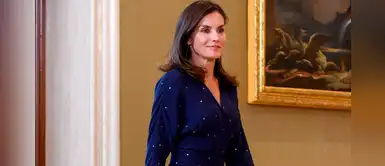 Reina Letizia causa revuelo con este vestido azul con lunares plateados Reina Letizia causa revuelo con este vestido azul con lunares plateados