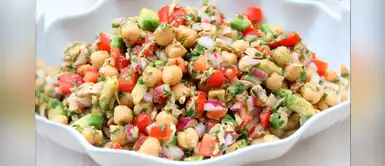 Prepara una exquisita ensalada de garbanzos con atún y palta Prepara una exquisita ensalada de garbanzos con atún y palta