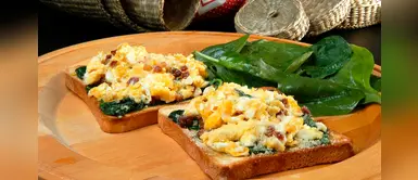 Deliciosas tostadas de huevos revueltos con espinacas para empezar bien el día Deliciosas tostadas de huevos revueltos con espinacas para empezar bien el día