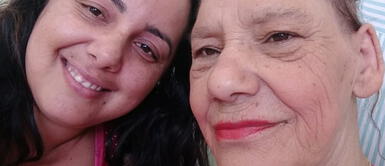 ¡Ternura! Una enfermera adoptó a anciana con cáncer que fue abandonada ¡Ternura! Una enfermera adoptó a anciana con cáncer que fue abandonada