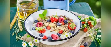 Desayuno primaveral: delicioso y nutritivo mix de frutas con yogurt griego Desayuno primaveral: delicioso y nutritivo mix de frutas con yogurt griego