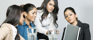 Las mujeres que se apoyan entre ellas llegan a tener más éxito Las mujeres que se apoyan entre ellas llegan a tener más éxito