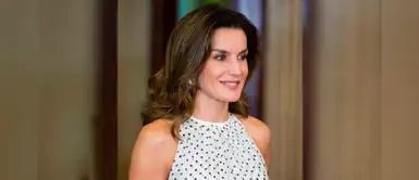 Reina Letizia lució atrevida prenda de plumas para outfit de evento oficial Reina Letizia lució atrevida prenda de plumas para outfit de evento oficial