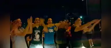 Manifestantes hace un alto a protesta para cantarle “Baby Shark” a bebé Manifestantes hace un alto a protesta para cantarle “Baby Shark” a bebé