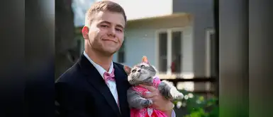 Joven no encontró una compañera para el baile de graduación, así que llevó a su gatita Joven no encontró una compañera para el baile de graduación, así que llevó a su gatita