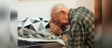 Anciano desconsolado se despide de su fiel amigo, luego de que seis perros lo atacaran Anciano desconsolado se despide de su fiel amigo, luego de que seis perros lo atacaran