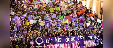 Policía lanzó gases lacrimógenos en marcha contra la violencia machista en Turquía Policía lanzó gases lacrimógenos en marcha contra la violencia machista en Turquía