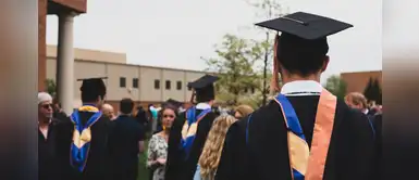 Estudiante conmueve al mundo al llevar foto tamaño real de su madre a su graduación Estudiante conmueve al mundo al llevar foto tamaño real de su madre a su graduación