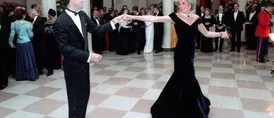 El icónico vestido de baile que usó Lady Di con John Travolta está en subasta El icónico vestido de baile que usó Lady Di con John Travolta está en subasta