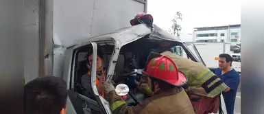 Mujer embarazada y su hija de 4 años son auxiliadas por Bomberos y Brigada de Rescate Mujer embarazada y su hija de 4 años son auxiliadas por Bomberos y Brigada de Rescate