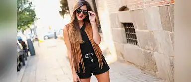 Luce un outfit boho chic al incluir un chaleco de flecos Luce un outfit boho chic al incluir un chaleco de flecos