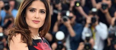 Salma Hayek sorprende con un arriesgado look ¡Sandalias con medias! Salma Hayek sorprende con un arriesgado look ¡Sandalias con medias!