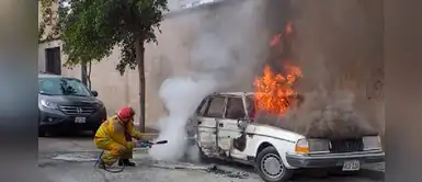 Surco: vehículo se incendia al costado de colegio Surco: vehículo se incendia al costado de colegio
