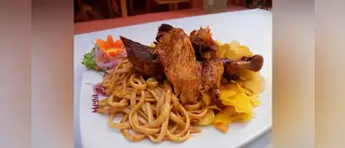 Pavo con chifles y tallarines: conoce la receta del majestuoso plato piurano que cautiva en el norte Pavo con chifles y tallarines: conoce la receta del majestuoso plato piurano que cautiva en el norte