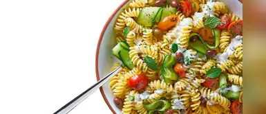 ¿No sabes con qué acompañar el pavo? La ensalada griega con pasta es la ideal ¿No sabes con qué acompañar el pavo? La ensalada griega con pasta es la ideal