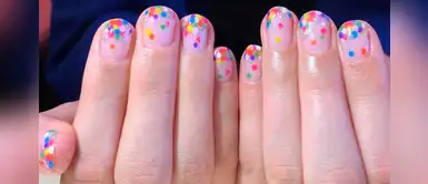 Cambia de look con esta manicure estilo confeti y recibe las fiestas de la mejor forma Cambia de look con esta manicure estilo confeti y recibe las fiestas de la mejor forma