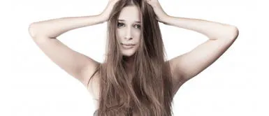 Mascarilla natural de miel y huevo para ayudar a eliminar la caspa Mascarilla natural de miel y huevo para ayudar a eliminar la caspa