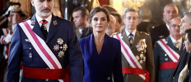 La reina Letizia sorprende al lucir el color del año en su primer outfit del 2020 La reina Letizia sorprende al lucir el color del año en su primer outfit del 2020