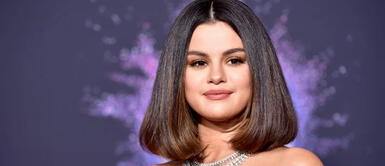 Selena Gomez muestra un look semiformal con pantalones boyfriend Selena Gomez muestra un look semiformal con pantalones boyfriend