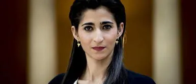 Alba Flores apuesta por un look de sastre total black y zapatos planos Alba Flores apuesta por un look de sastre total black y zapatos planos