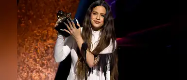 Los flecos: tendencia que pisó con fuerza en los premios Grammy Los flecos: tendencia que pisó con fuerza en los premios Grammy