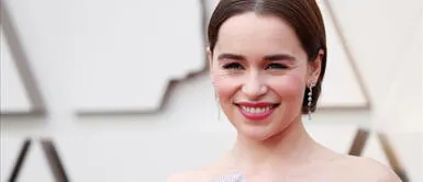 Emilia Clarke y su creativa forma de llevar un vestido camisero en un outfit de ensueño Emilia Clarke y su creativa forma de llevar un vestido camisero en un outfit de ensueño