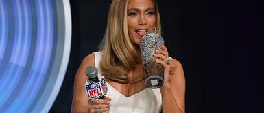 Jennifer Lopez confirma que el blanco es el color que destaca la piel morena Jennifer Lopez confirma que el blanco es el color que destaca la piel morena