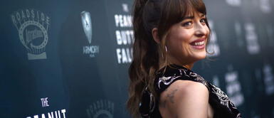 Dakota Johnson reconfirma que los jeans bicolor serán la tendencia del año Dakota Johnson reconfirma que los jeans bicolor serán la tendencia del año