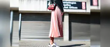 Falda midi más zapatillas la combinación ideal para un outfit sencillo y girly Falda midi más zapatillas la combinación ideal para un outfit sencillo y girly