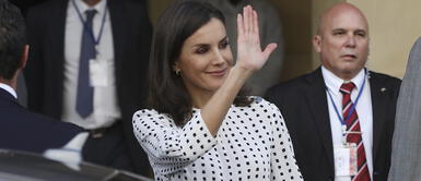 Reina Letizia aparece con el look más cómodo de todos y que vamos a querer copiar Reina Letizia aparece con el look más cómodo de todos y que vamos a querer copiar