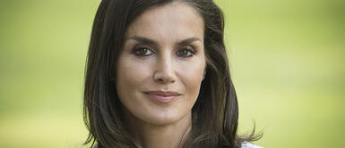 La reina Letizia y las veces que apostó por el clásico vestido blanco con puntos La reina Letizia y las veces que apostó por el clásico vestido blanco con puntos