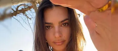 Emily Ratajkowski impacta con un vestido rojo de Versace que recuerda a los 80 Emily Ratajkowski impacta con un vestido rojo de Versace que recuerda a los 80