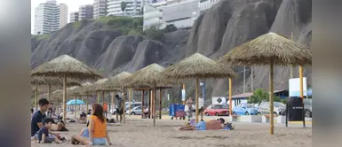 Playa Redondo luce sombrillas ecológicas hechas de material ecoamigable Playa Redondo luce sombrillas ecológicas hechas de material ecoamigable