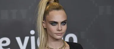 Cara Delevingne luce un imponente sastre con un dulce color que querrás llevar Cara Delevingne luce un imponente sastre con un dulce color que querrás llevar