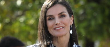 Reina Letizia luce un top lencero ideal para un look de formal Reina Letizia luce un top lencero ideal para un look de formal