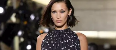 Bella Hadid apuesta por el delineado de labios estilo noventero en su maquillaje Bella Hadid apuesta por el delineado de labios estilo noventero en su maquillaje