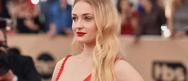 Sophie Turner lleva la prenda de denim que no debería faltar en nuestro armario Sophie Turner lleva la prenda de denim que no debería faltar en nuestro armario