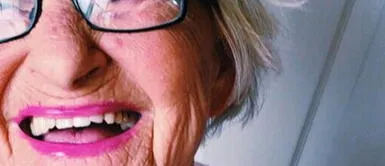 Las abuelitas de hoy prefieren teñirse el cabello de colores Las abuelitas de hoy prefieren teñirse el cabello de colores