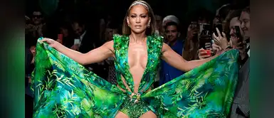 ¡Atenta María Pía! JLo tiene una nueva versión del icónico vestido de Versace ¡Atenta María Pía! JLo tiene una nueva versión del icónico vestido de Versace