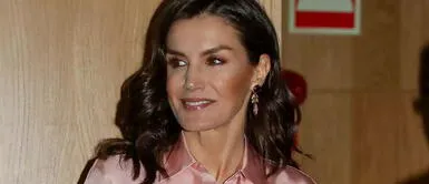 La Reina Letizia se une a la tendencia de falda plisada con este sencillo y elegante estilo La Reina Letizia se une a la tendencia de falda plisada con este sencillo y elegante estilo