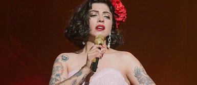 Mon Laferte lleva un estilo gótico a los Premios Tu Música Urbano 2020 Mon Laferte lleva un estilo gótico a los Premios Tu Música Urbano 2020