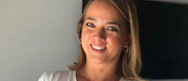 Adamari Lopez lleva el básico blanco en un look sofisticado y cómodo Adamari Lopez lleva el básico blanco en un look sofisticado y cómodo