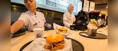 Cadena de solidaridad: restaurante de sándwiches entrega víveres a trabajadores Cadena de solidaridad: restaurante de sándwiches entrega víveres a trabajadores