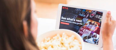 ¿Te pegaste viendo una serie en esta cuarentena? Tenemos la solución para esas ojeras ¿Te pegaste viendo una serie en esta cuarentena? Tenemos la solución para esas ojeras